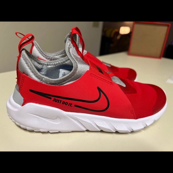 5.5 Kids Nike slip on tennis shoes - Picture 2 of 3
